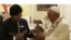 Evo Morales entrega al papa Francisco un crucifijo con el símbolo internacional de los comunistas.