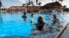 Turistas en la piscina del Hotel Santa Lucía, en Camagüey. AFP PHOTO / MAYLIN ALONSO