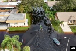 Las autoridades ayudan a los residentes atrapados en sus hogares después de que el huracán Milton provocó la inundación del río Anclote, el viernes 11 de octubre de 2024, en New Port Richey, Florida. (Foto AP/Mike Carlson)