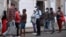 Cubanos compran comida en La Habana en medio de severa crisis de alimentos y medicinas.