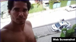 Luis Manuel Otero Alcántara, vigilado y arrestado el viernes en cuanto bajó las escaleras del edificio donde vive en La Habana (Foto: Instagram).