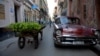 Un vendedor de verduras en una calle de La Habana.