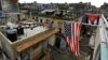Banderas de Cuba y EEUU cuelgan en un balcón de La Habana.