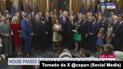 Los congresistas republicanos celebran la aprobación del One, Big, Beautiful, Bill. 