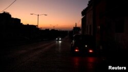 Autos circulan por una calle durante un colapso de la red eléctrica nacional, en La Habana, Cuba, el 15 de marzo de 2025. REUTERS/Norlys Perez/Foto de archivo