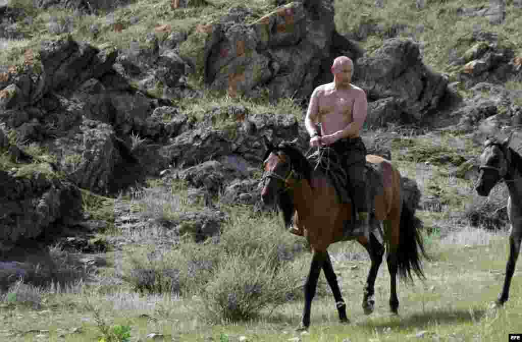 Fotografía facilitada hoy, 4 de agosto de 2009, del primer ministro ruso Vladimir Putin da un paseo a caballo durante sus vacaciones de verano en la República de Tuvá, Rusia,