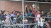 En esta foto del 27 de marzo de 2019, migrantes centroamericanos esperan comida en una estructura erigida por la Oficina de Control de Aduanas y Fronteras de EE. UU. para procesar la oleada de familias migrantes y menores no acompañados en El Paso, Texas. Foto: AP / Cedar Attanas