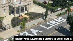 Un letrero de "Cuba Libre" frente a la Embajada de Cuba en Washington, en una imagen de archivo. 