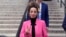 Masih Alinejad hace el signo de victoria al salir de la corte federal de Manhattan el 7 de abril de 2023, en Nueva York, después de la sentencia a una californiana por participar en un intento de secuestrarla. (AP Photo/Lawrence Neumeister).