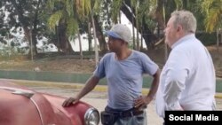 Mike Hammer con cubanos de a pie. (Captura de video/@USEmbCuba)