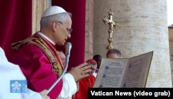 El Papa León XIV da su primera bendición a los fieles católicos.