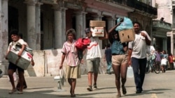 La crisis habitacional en Cuba, según cifras oficiales, requiere casi un millón de viviendas para su solución. Imagen de una familia trasladadando sus pertenencias en La Habana tras el paso de un huracán.&nbsp;Sus hogares corrían peligro de derrumbe. Foto: ADALBERTO ROQUE / AFP