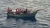 Ocho migrantes cubanos a bordo de una embarcación de metal, interceptados a 1 milla de Dania Beach. (Foto: Guardia Costera de EEUU)