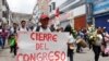 Un hombre camina con un cartel con un mensaje en español que dice "Cierre del Congreso", en el cortejo fúnebre de Clemer Rojas, de 23 años, que murió en las protestas, en Ayacucho, Perú. (AP Foto/Franklin Briceño)