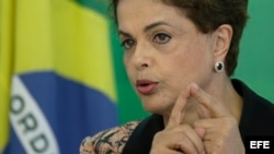 Dilma Rousseff, habla durante una rueda de prensa con corresponsales extranjeros.