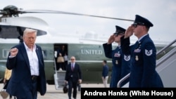 El presidente Donald Trump en la Base Conjunta Andrews el viernes 11 de julio de 2025 . (Foto oficial de la Casa Blanca por Andrea Hanks)