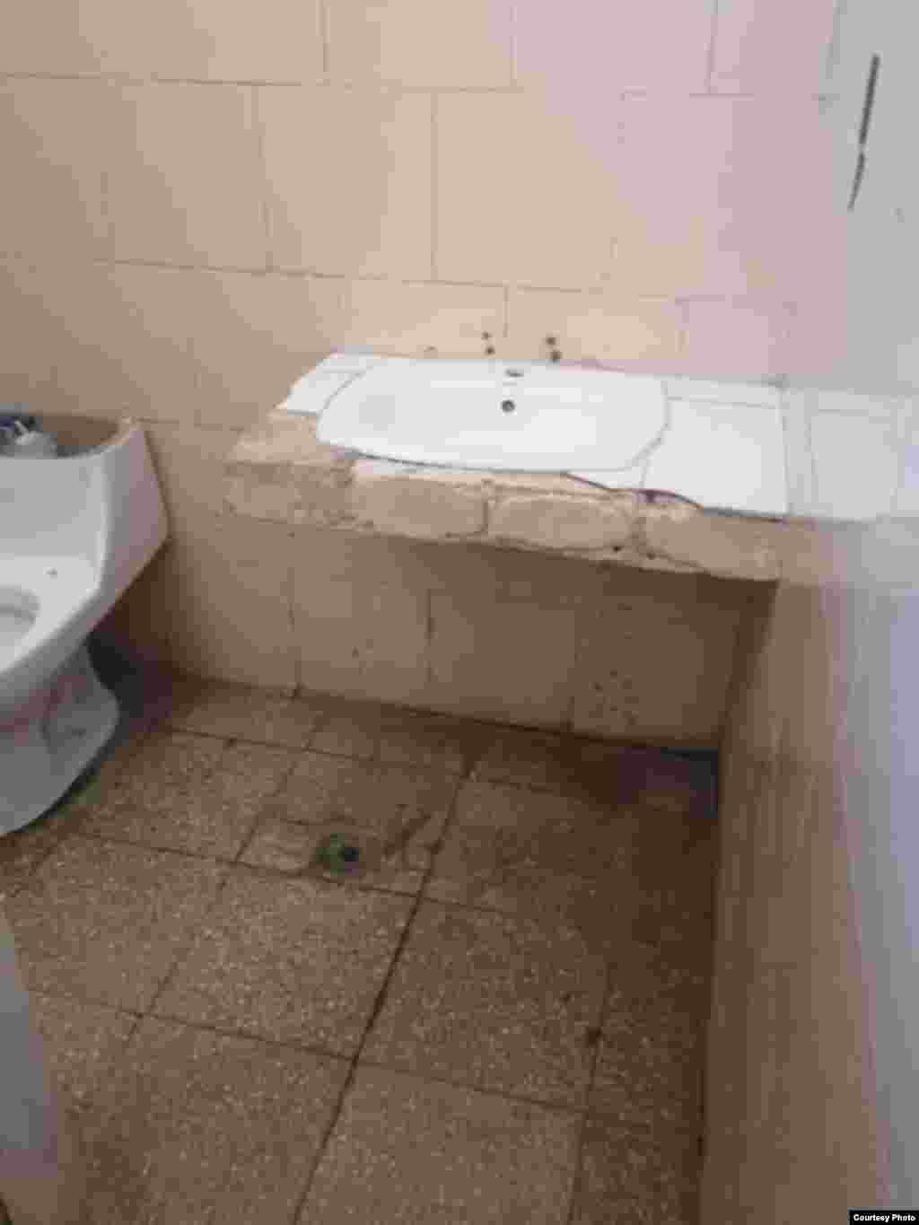 El baño de la sala, en malas condiciones higiénicas y constructivas.