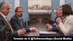 Sviatlana Tsikhanouskaya publicó una imagen de su encuentros con los representantes estadounidenses Mario Díaz-Balart y Chuck Edwards.
