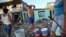 Cubanos recolectan agua hoy, viernes 7 de octubre de 2016, tras el paso hace tres días del huracán Matthew en Baracoa (Cuba).EFE/Alejandro Ernesto