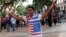 Un hombre posa con una camiseta con las banderas de Cuba y EEUU el 20 de enero de 2016, en el Paseo del Prado de La Habana (Cuba).