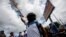 Un estudiante dispara un mortero durante la marcha contra el Gobierno de Daniel Ortega en Managua, Nicaragua. 