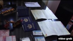 Pasaportes cubanos y documentos ecuatorianos falsificados fueron ocupados durante el operativo.