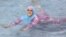 Una mujer turca se baña con un "burkini" en Alemania. 