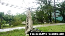 El huracán dejó postes caídos y afectó el tendido eléctrico en varias localidades de Santiago de Cuba. 