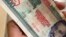 Un billete de 500 pesos cubanos en la mano de una persona.