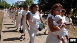 Damas de Blanco en foto de archivo