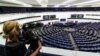 Un periodista fila la sesión plenaria del Parlamento Europeo. JULIEN WARNAND / POOL / AFP