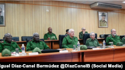 El General Raúl Castro flanqueado por su sucesor Miguel Díaz-Canel y el premier Manuel Marrero una reunión del Ejército Occidental celebrada en enero de 2025.