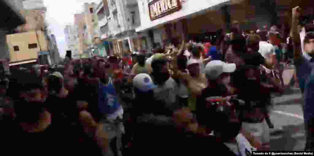 Entre los manifestantes, los jóvenes y adolescentes jugaron un papel fundamental. Marcharon sin miedo y trataron de hacer frente a la represión brutal ordenada por Miguel Díaz-Canel.