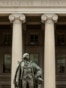 Entrada al edificio del Departamento del Tesoro en Washington, D.C., con la estatua de Albert Gallatin, ex Secretario del Tesoro.