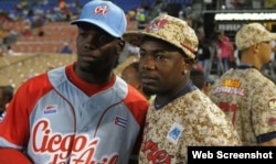 De izquierda a derecha, Adonis y José.