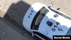 Agentes de policía vigilan la vivienda de activistas de derechos humanos en La Habana, Cuba, este 17 de abril. (Facebook/Anamely Ramos)