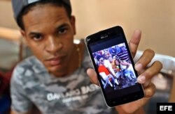 Julio Luis La O muestra una foto de su hermana, Emiley Sánchez, una de las sobrevivientes.