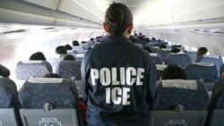 Una operación de deportación supervisada por ICE.