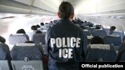 Una operación de deportación supervisada por ICE.