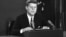 En esta fotografía de archivo del 22 de octubre de 1962, el presidente John F. Kennedy pronuncia un discurso televisado a nivel nacional desde Washington.
