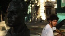 Raymar Aguado, crítico de arte cubano, enfrenta amenazas por apoyo a protestas estudiantiles