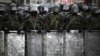 La policía de Bielorrusia desplegada en las calles de Minsk el 25 de octubre de 2020 durante una protestas contra el fraude electoral. (AP Photo).