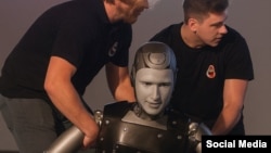 La caída del robot AIDOL durante su presentación en Moscú.