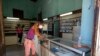 Una farmacia en La Habana Vieja con los estantes vacíos.