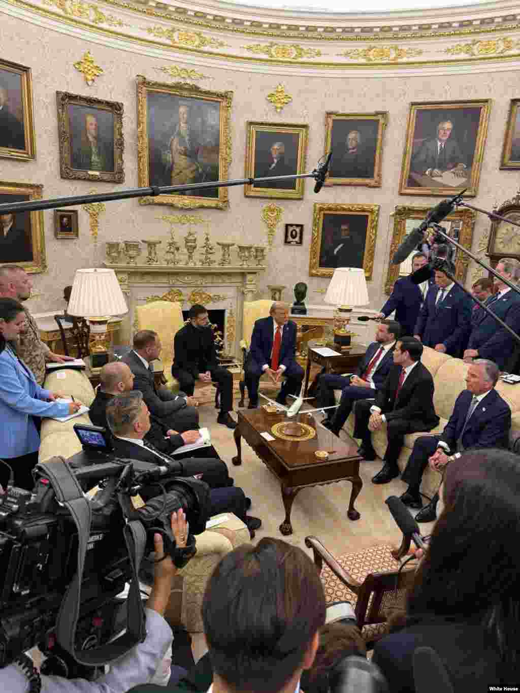 El presidente Donald Trump responde a preguntas de la prensa en la Casa Blanca, junto a su homólogo ucraniano Volodymyr Zelenskyy.