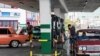 Los conductores llenan sus tanques en una gasolinera en La Habana, el 9 de enero de 2024, un día después de que el Gobierno cubano anunciara un aumento del 500 por ciento en los precios del combustible a partir de febrero.