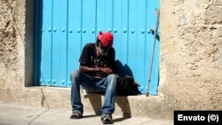 Un anciano en una calle de La Habana. (Foto: Envato)