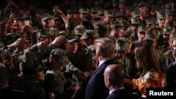 Trump en una base militar del puerto japonés de Yokosuka.
