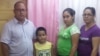 El pastor Ramón Rigal, junto a sus hijos y su esposa Ayda Expósito. 