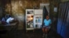 FOTO ARCHIVO. Rosa López posa junto a su refrigerador antes de preparar una comida para sus nietos, en Mariel, Cuba, el 18 de mayo de 2023. Foto AP/Ramón Espinosa